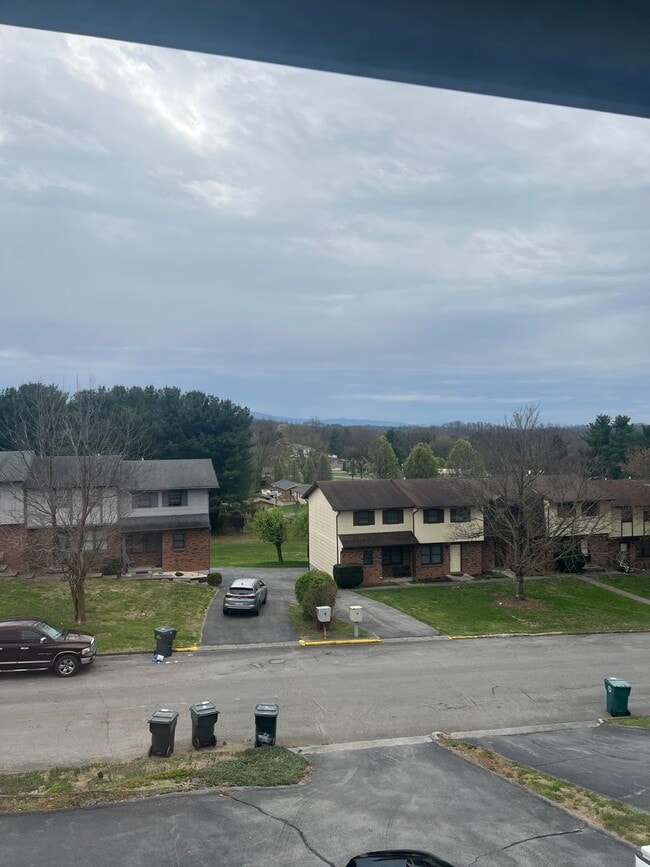 Building Photo - UPDATED 2 BEDROOM TOWNHOUSE WITH COMMUNITY POOL