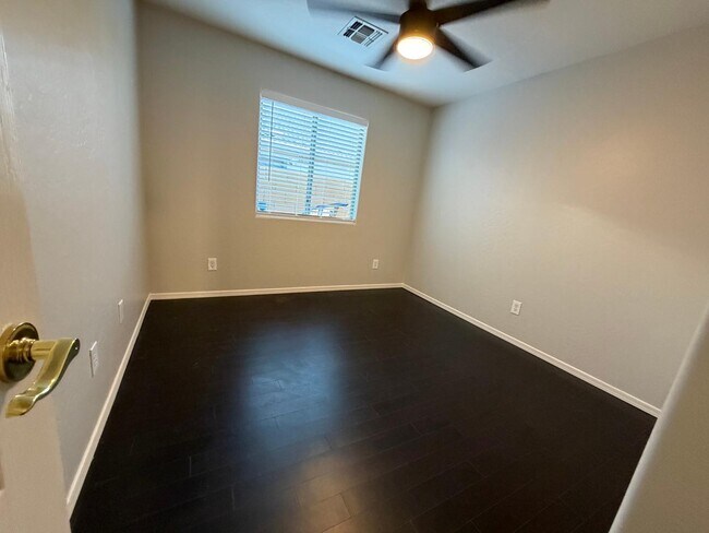 Building Photo - 1945 E Aloe Pl