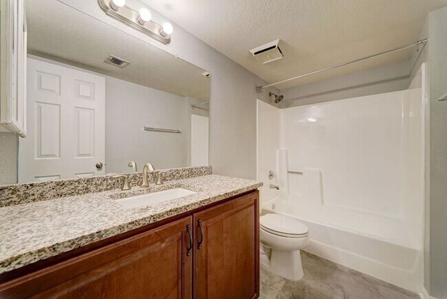Building Photo - MOVE IN SPECIALS 2 weeks FREE - Townhouse with 2 Bedrooms 2 Bath!
