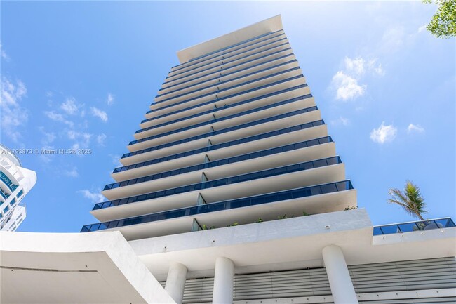 Building Photo - 5875 Collins Ave