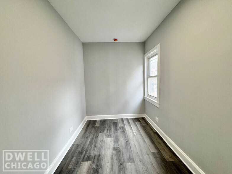 Building Photo - 1542 W Walton St