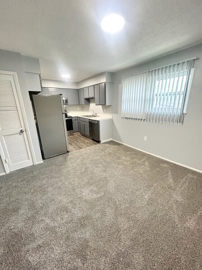 Building Photo - 601 Riverhill Cir