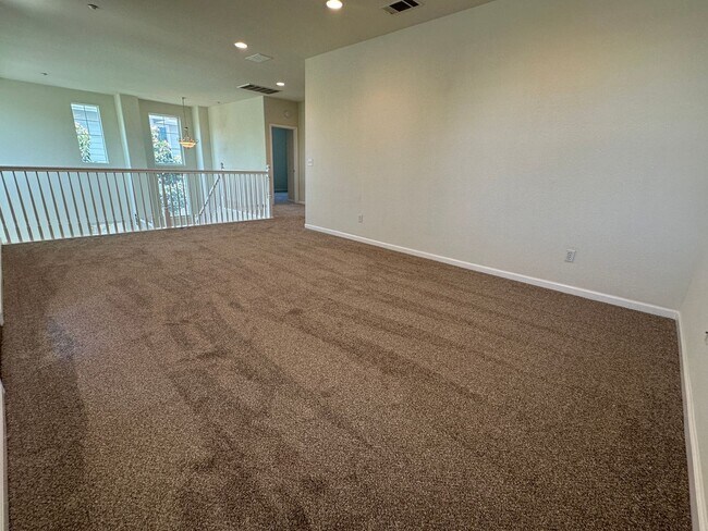 Building Photo - Gorgeous 3 Bed / 2.5 Bath Home in Desirabl...