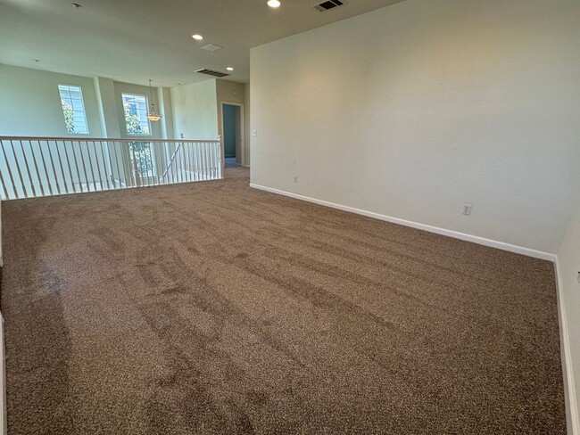 Building Photo - Gorgeous 3 Bed / 2.5 Bath Home in Desirable Rose Garden Community!