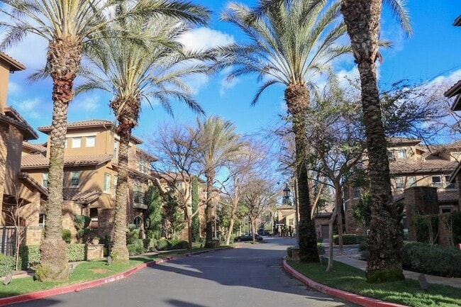 Building Photo - Absolutely Stunning Home in Fabulous Pavilions Place Community