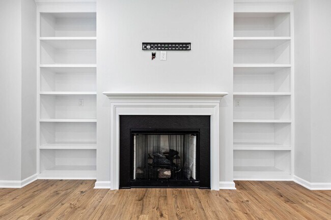 Building Photo - Nearly New 3 Bedroom home minutes to downt...