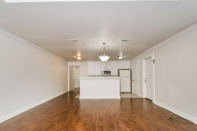 Building Photo - "Charming 2-Bedroom, 2-Bath Duplex in Prime Sherman Location – Your Perfect Home Awaits at 814 W....
