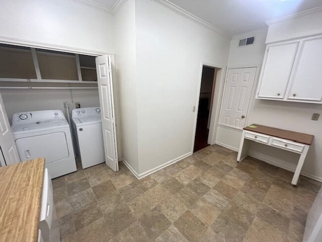 Building Photo - Quinn St - 1210/1212