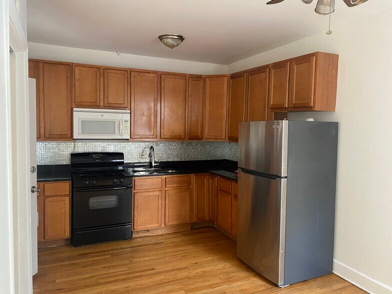 Kitchen - 4928 N Kedzie Ave