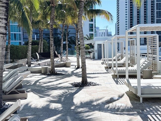 Building Photo - 900 Biscayne Blvd