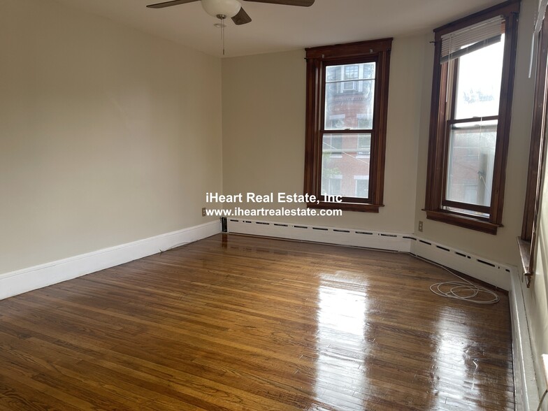 Building Photo - 338 K St