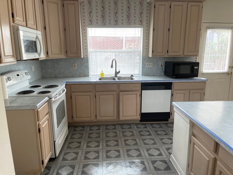 Kitchen - 12607 Alderwood Dr