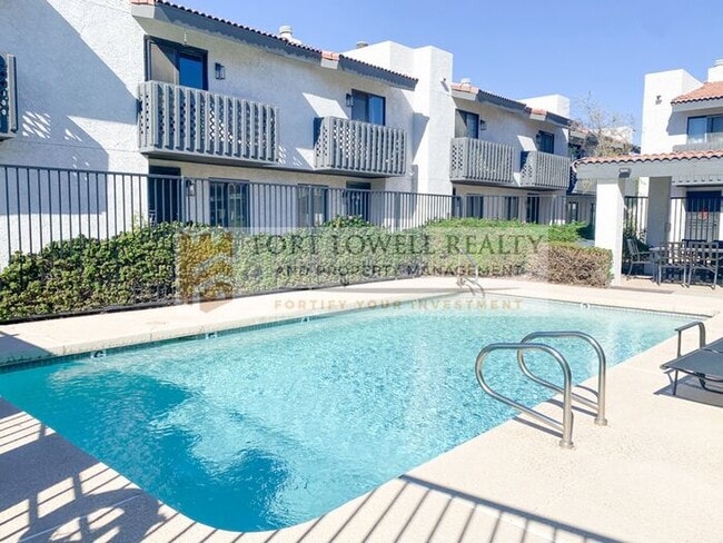 Building Photo - 2 Bed 2.5 Bath Townhome
