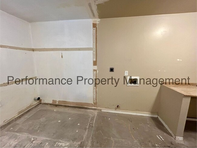 Building Photo - Beautifully Remodeled 4 Bed/2 Bath Home in...