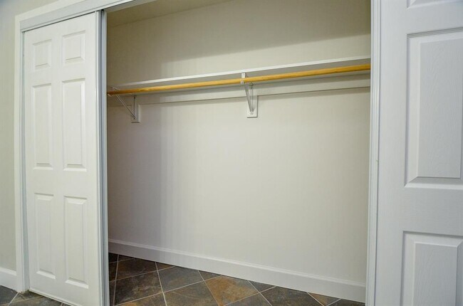 Building Photo - 7203 Sharpsburg Dr