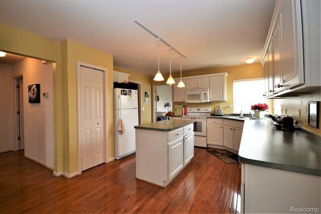 Building Photo - 4890 Spring Meadow Dr
