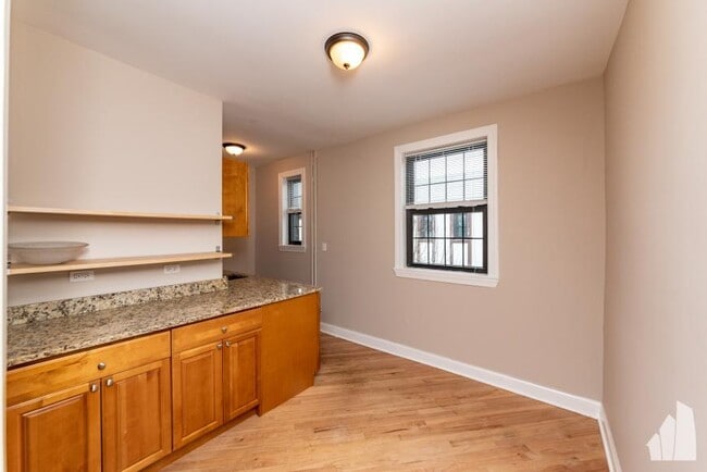 Building Photo - 2 bedroom in Winnetka IL 60093