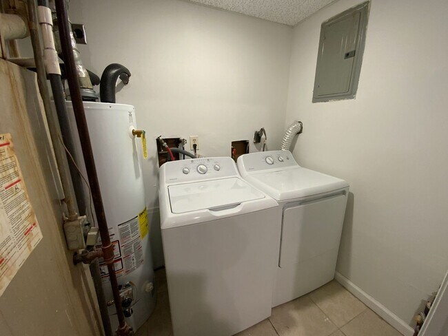 Building Photo - 211 Snead Dr