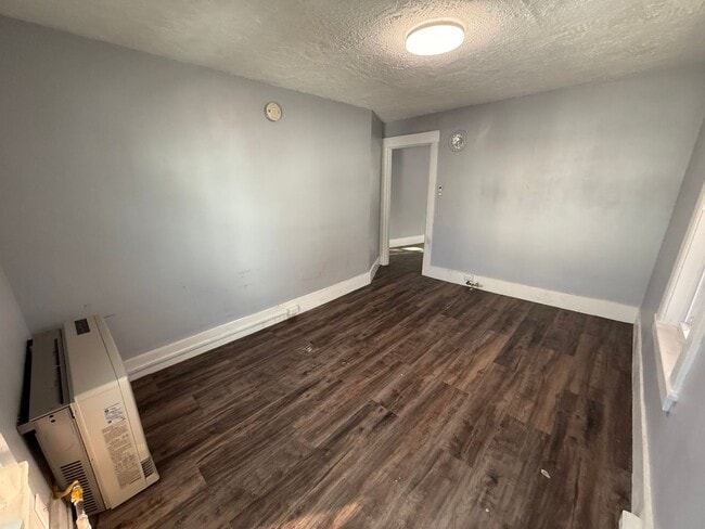 Building Photo - Third floor, 2 bed/1 bath, West Manchester $1700