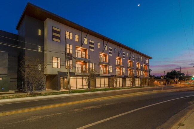 Building Photo - 2213 Poquito St