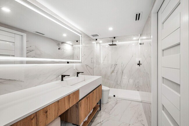 Building Photo - 875 E Camino Real