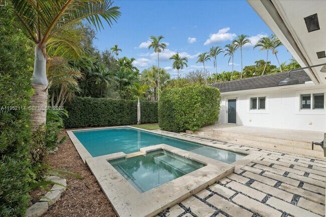 Building Photo - 2910 Calusa St