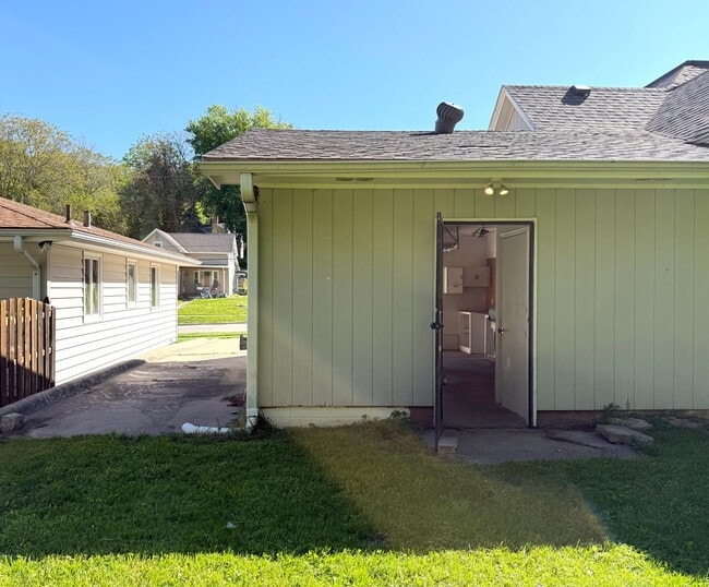 Building Photo - Easy to Maintain 2 Bed Home with Attached Garage