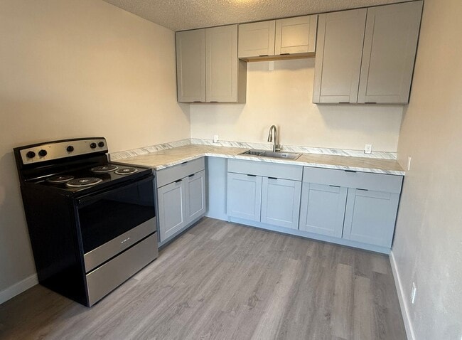 Building Photo - Renovated 1 Bedroom Available Now! All Uti...