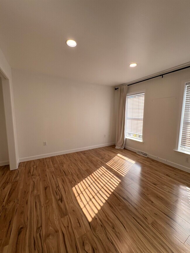 Building Photo - 17 Zabriskie St