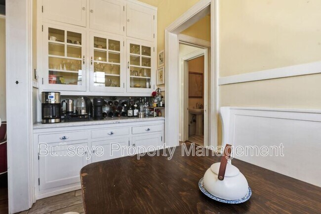 Building Photo - 525 W Lynwood St