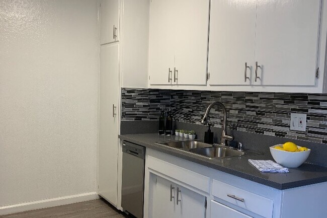 Building Photo - 2140 S Bentley Ave