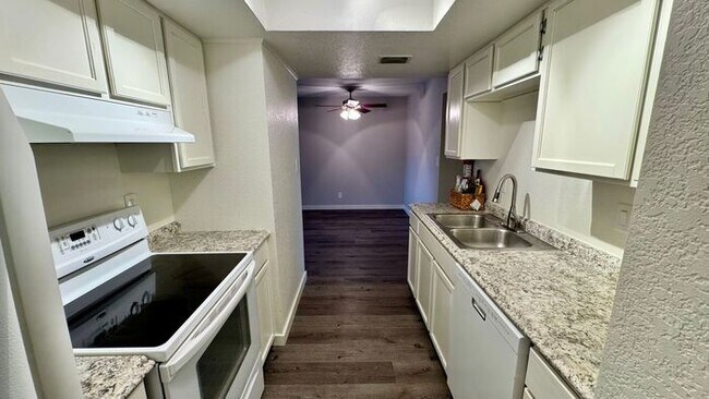 Building Photo - Upgraded 2 Bed, 2 Bath Condo - Available NOW!