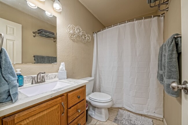 Building Photo - Spacious Townhome in Midway ISD