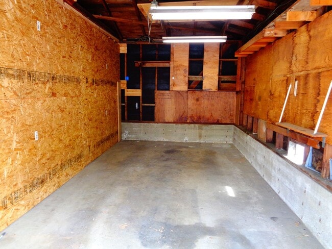 Building Photo - 2 Bedroom 1 Bath Ground Floor Apartment fo...