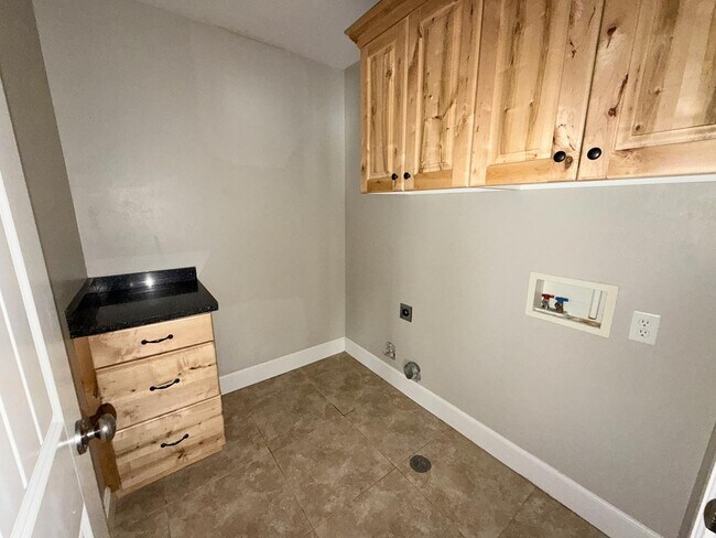 Building Photo - 783 Meadow Side Dr