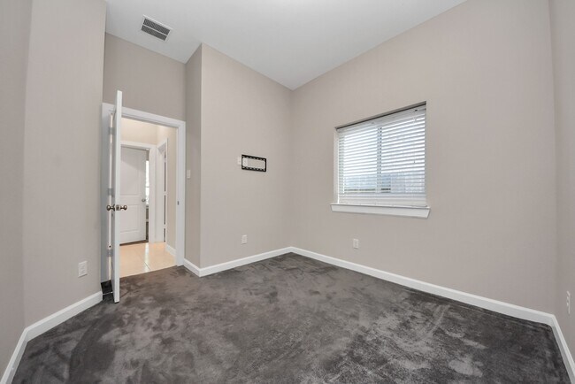 Building Photo - 8114 Silverspot Ln