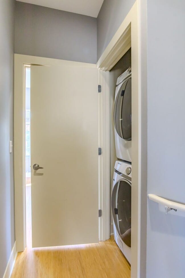 Building Photo - 3Bd/2.5Ba Seattle Townhouse