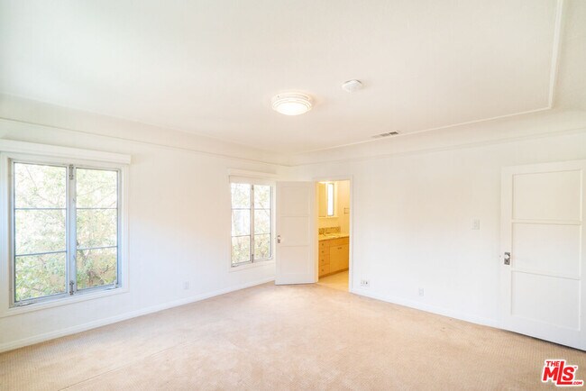 Building Photo - 441 S Bedford Dr