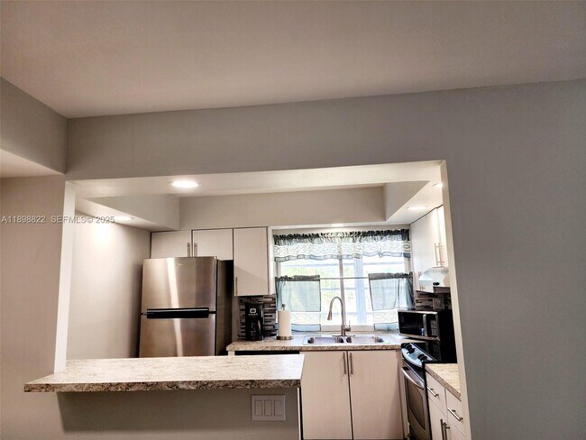 Building Photo - 9101 Lime Bay Blvd