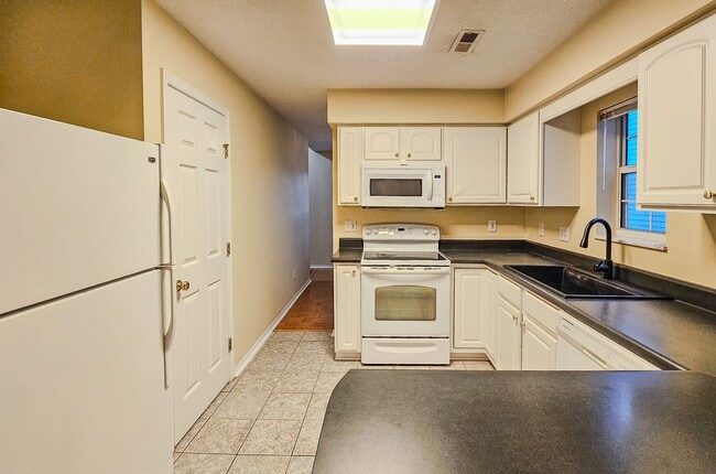 Building Photo - Knoxville 37934 - 3 bed 2.5 bath Condo - Contact Ryan Fogarty 865-333-4840