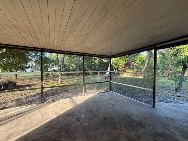 Building Photo - Large 5-2 house