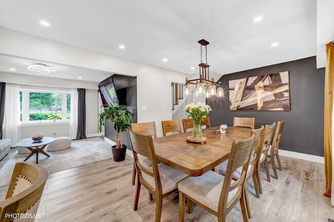 Building Photo - 1111 Plum Grove Cir