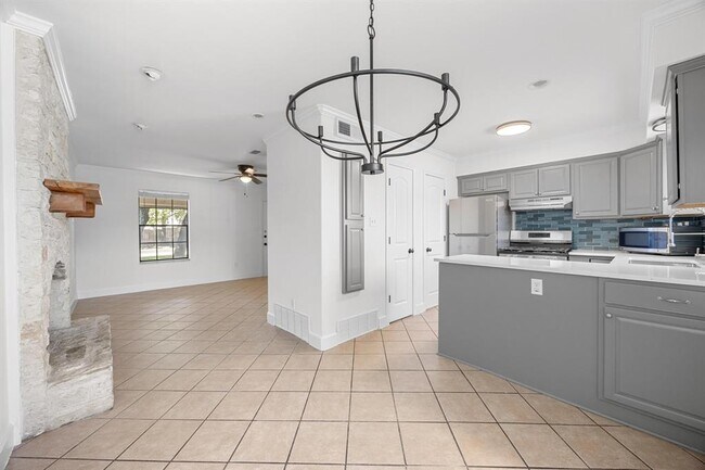 Building Photo - 204 Northwest Dr