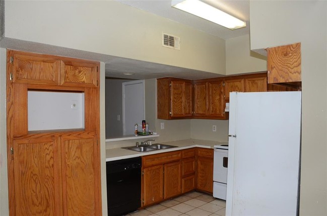 Building Photo - 8720 Village of Fondren