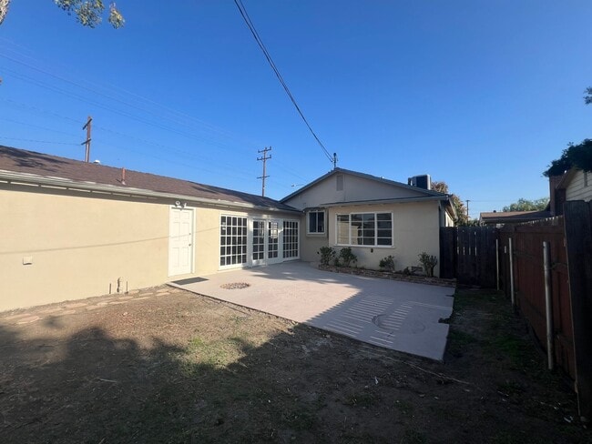Building Photo - Burbank 3 bedroom 2 bathroom house for ren...