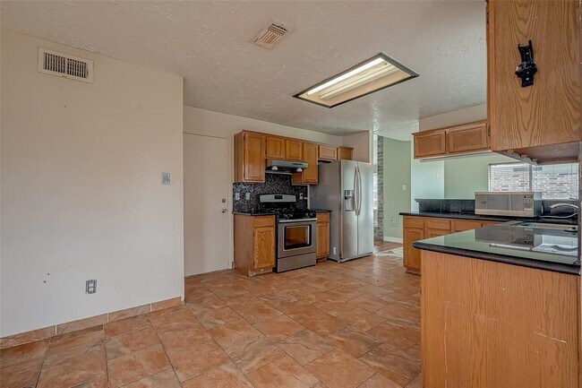 Building Photo - 2026 Sandy Knoll Dr