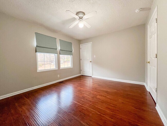 Building Photo - Charming Farragut Home with Large Fenced Yard and Wooded Access
