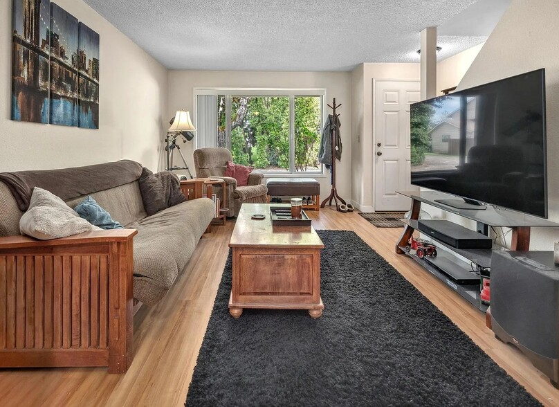 Building Photo - 208 SW Wallula Ave