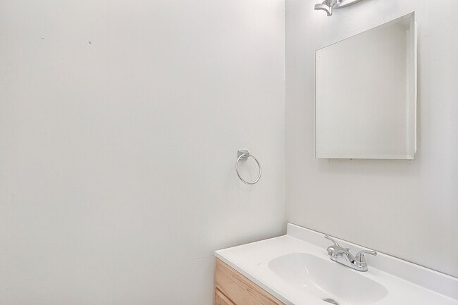 Building Photo - English Creek- Casa
