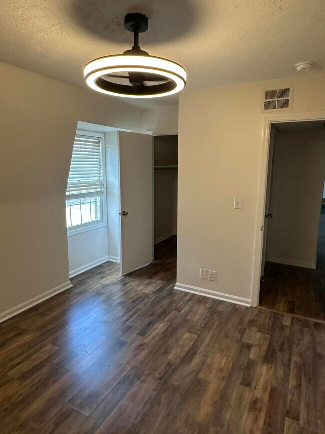 Building Photo - 904 Plaza Dr